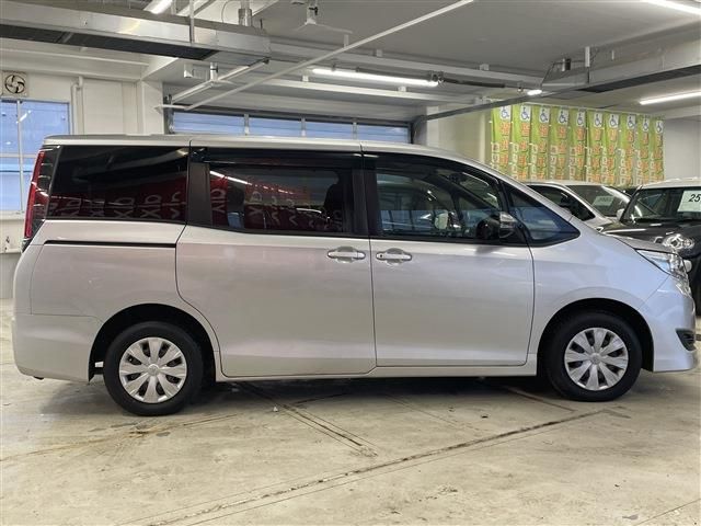 TOYOTA NOAH 4WD 2017