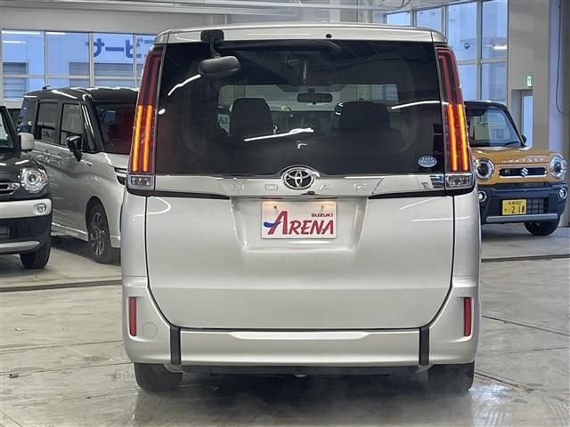 TOYOTA NOAH 4WD 2017