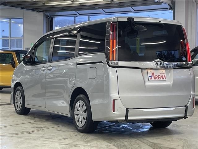 TOYOTA NOAH 4WD 2017