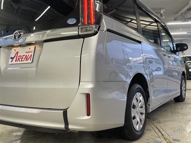 TOYOTA NOAH 4WD 2017