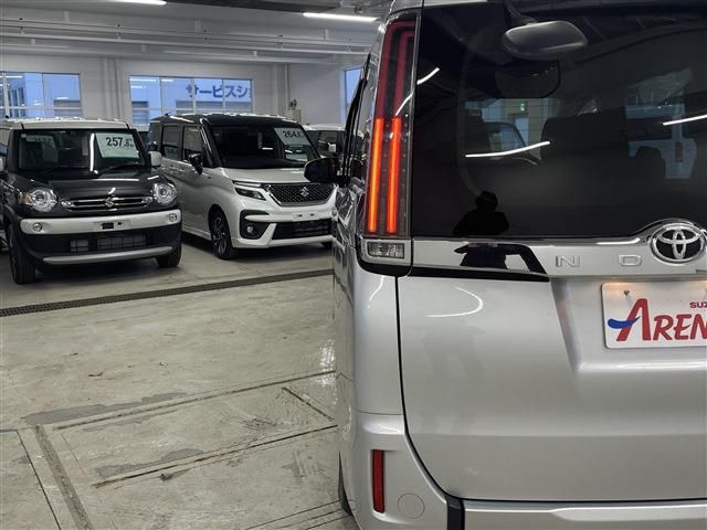 TOYOTA NOAH 4WD 2017