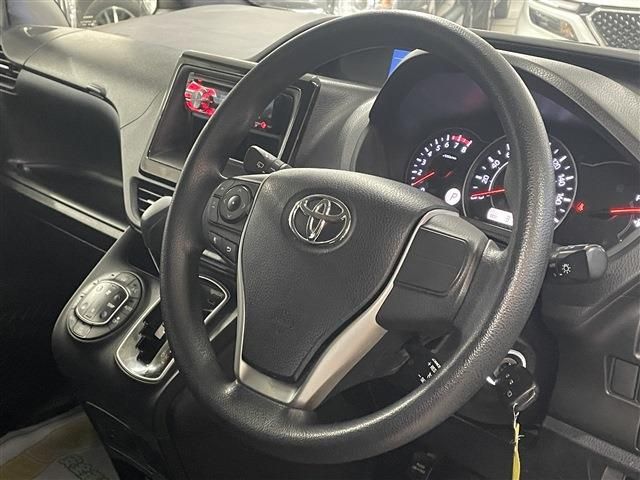 TOYOTA NOAH 4WD 2017