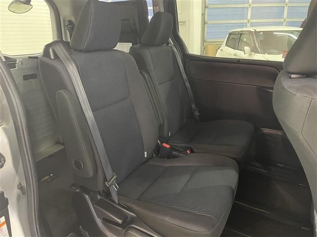 TOYOTA NOAH 4WD 2017