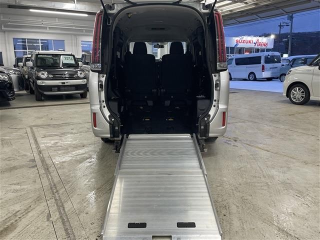 TOYOTA NOAH 4WD 2017