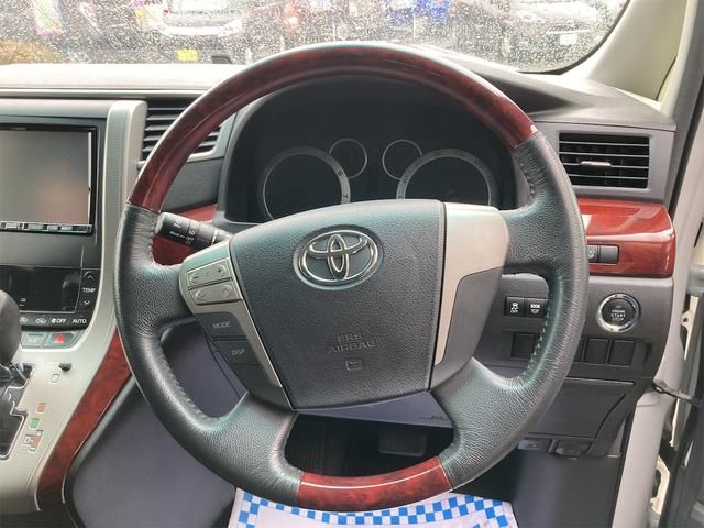 TOYOTA VELLFIRE 2011