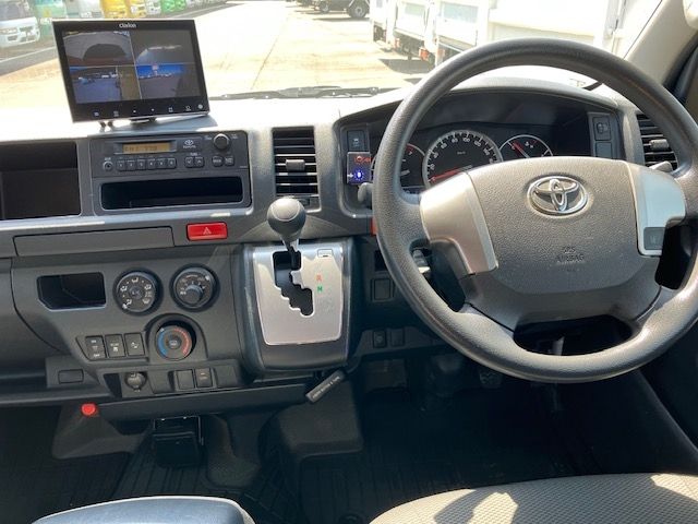 TOYOTA HIACE COMMUTER 2018