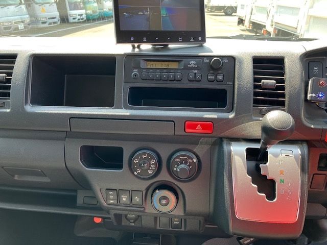 TOYOTA HIACE COMMUTER 2018