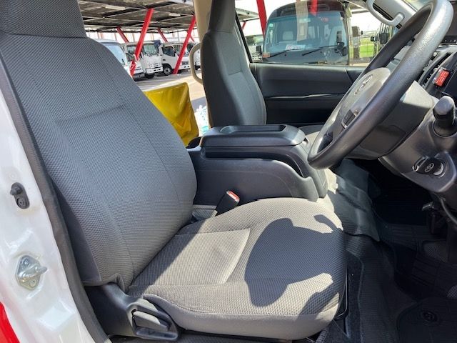 TOYOTA HIACE COMMUTER 2018