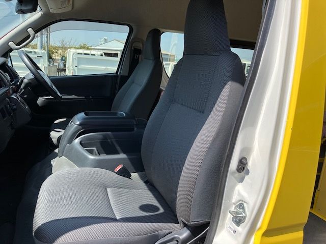 TOYOTA HIACE COMMUTER 2018