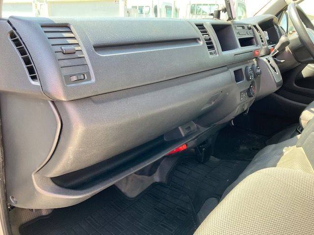 TOYOTA HIACE COMMUTER 2018