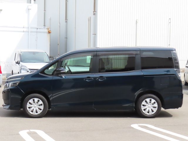 TOYOTA VOXY 2014