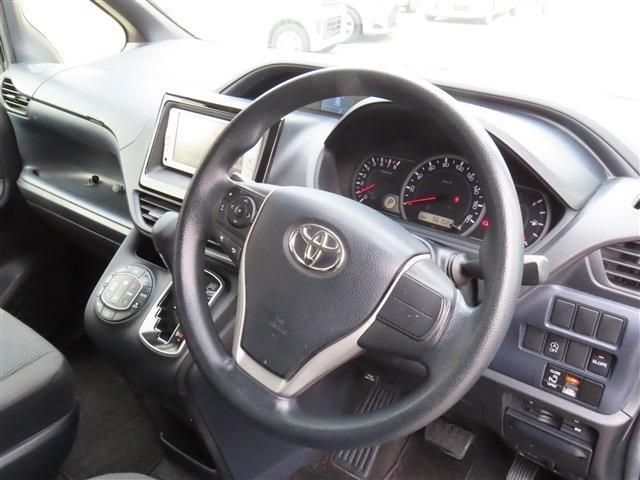 TOYOTA VOXY 2014