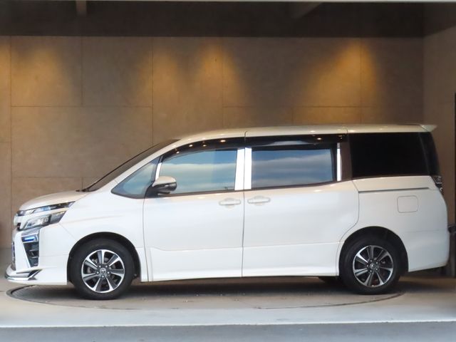 TOYOTA VOXY 2018