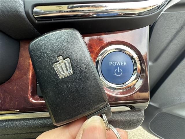 TOYOTA CROWN MAJESTA HYBRID 2016