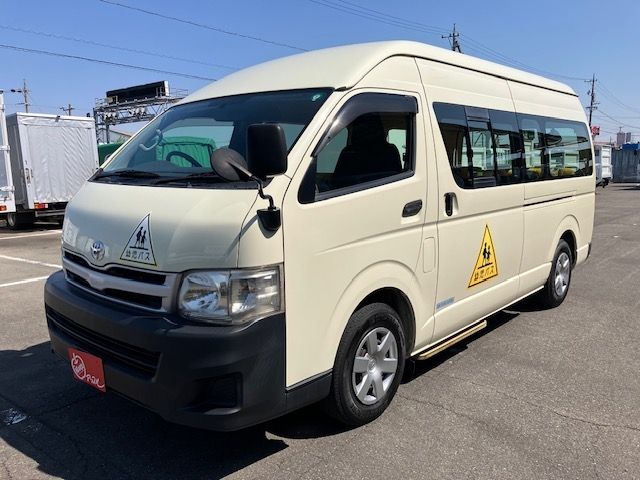 TOYOTA HIACE COMMUTER 2011