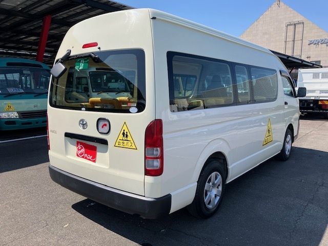 TOYOTA HIACE COMMUTER 2011