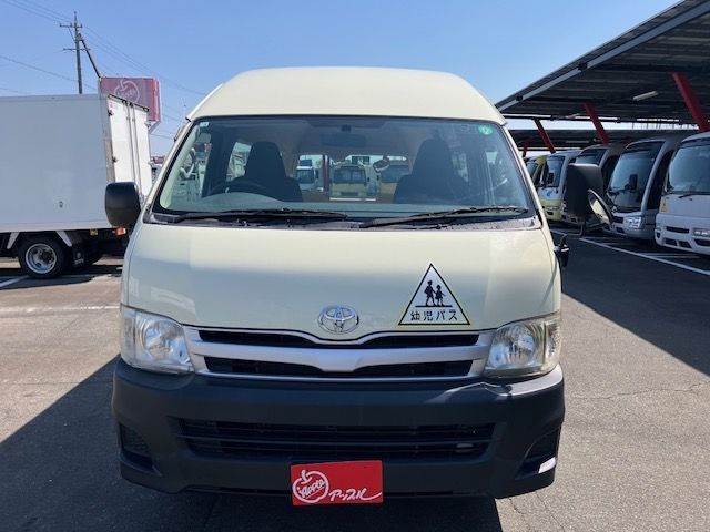TOYOTA HIACE COMMUTER 2011
