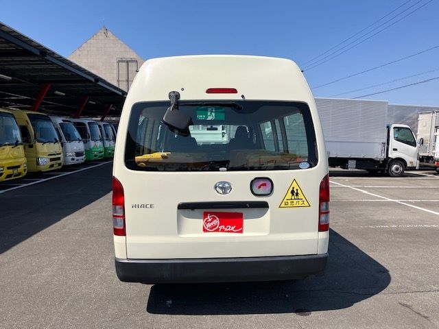 TOYOTA HIACE COMMUTER 2011