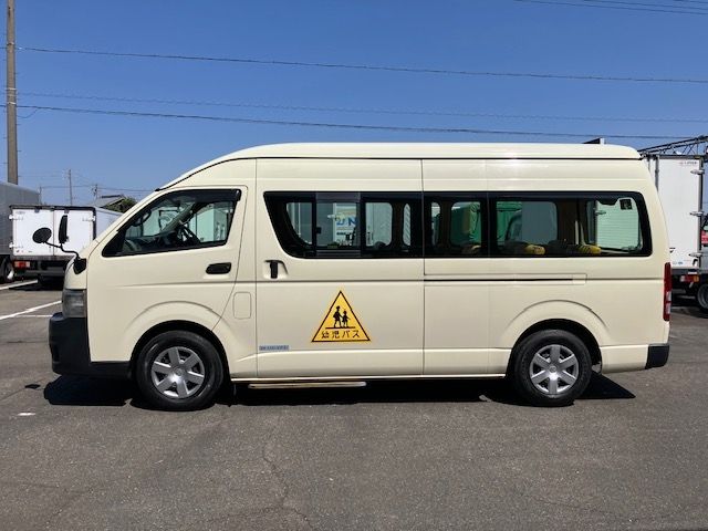 TOYOTA HIACE COMMUTER 2011
