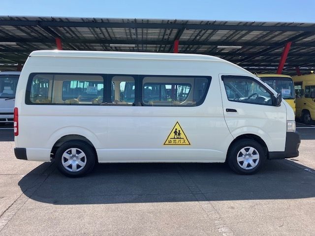 TOYOTA HIACE COMMUTER 2011