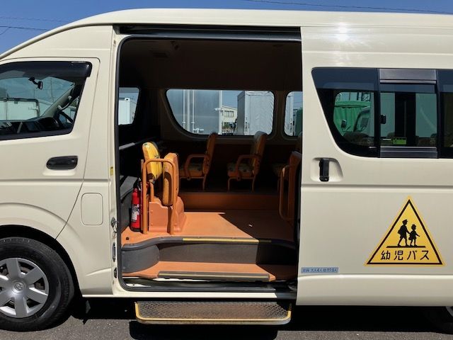 TOYOTA HIACE COMMUTER 2011