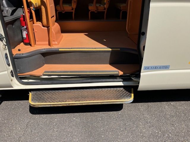 TOYOTA HIACE COMMUTER 2011