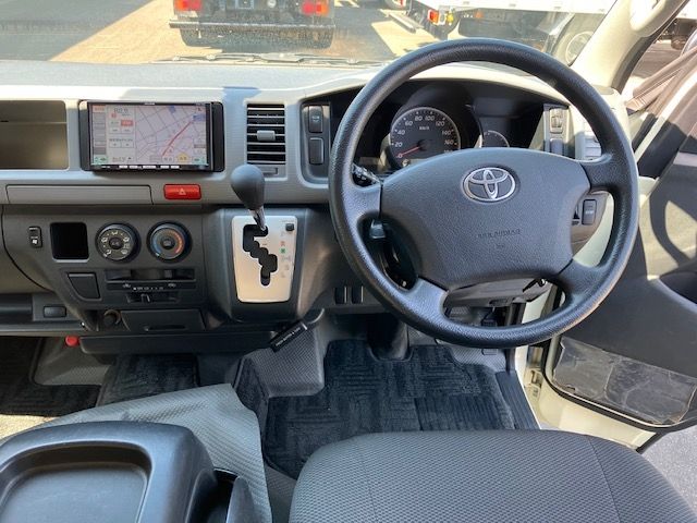 TOYOTA HIACE COMMUTER 2011