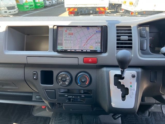 TOYOTA HIACE COMMUTER 2011