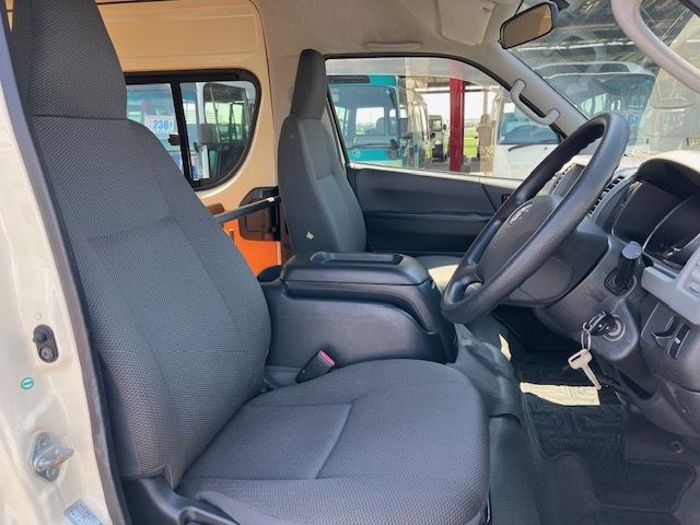 TOYOTA HIACE COMMUTER 2011