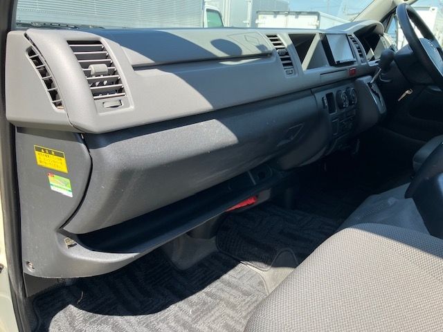 TOYOTA HIACE COMMUTER 2011