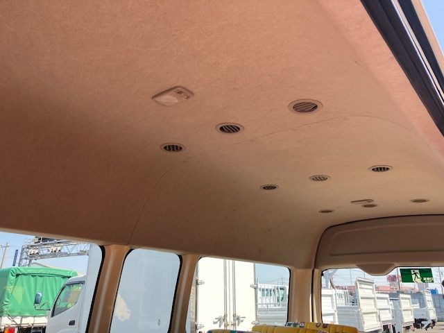 TOYOTA HIACE COMMUTER 2011