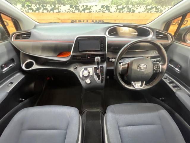 TOYOTA SIENTA HYBRID 2015