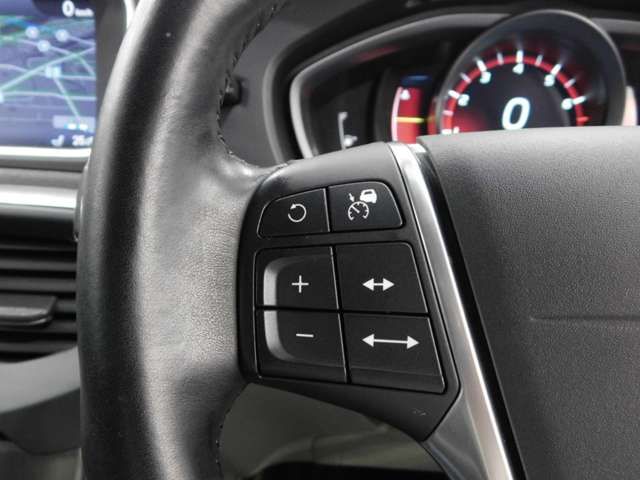 VOLVO VOLVO V40 2013