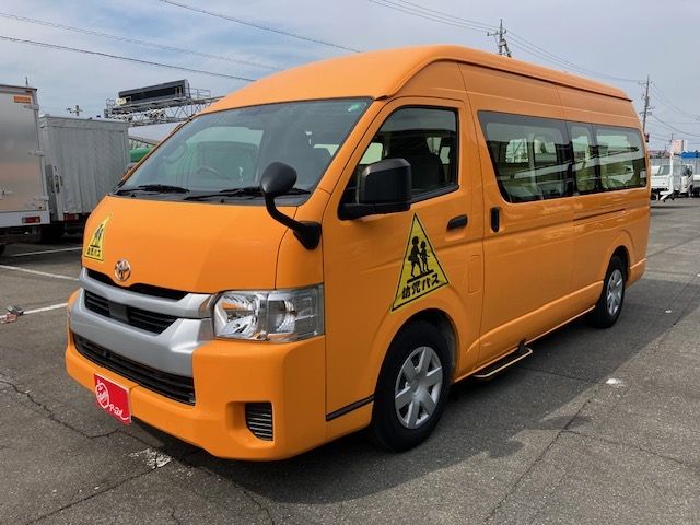 TOYOTA HIACE COMMUTER 2022