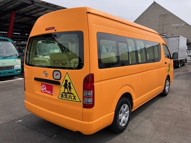 TOYOTA HIACE COMMUTER 2022