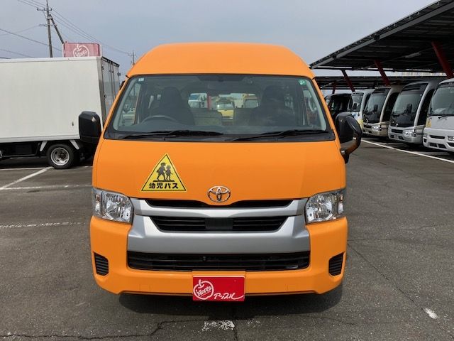 TOYOTA HIACE COMMUTER 2022