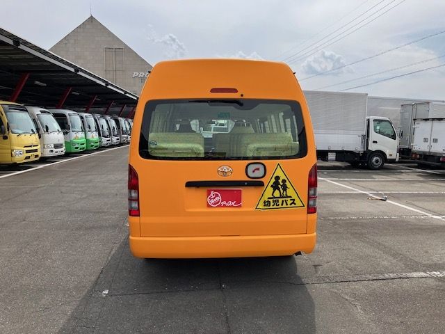 TOYOTA HIACE COMMUTER 2022