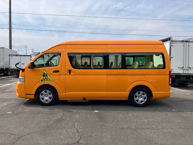 TOYOTA HIACE COMMUTER 2022