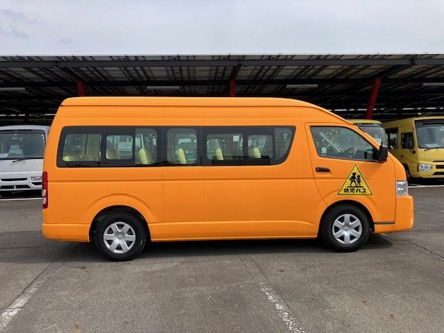 TOYOTA HIACE COMMUTER 2022