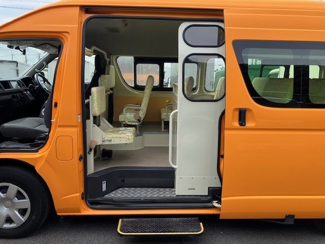 TOYOTA HIACE COMMUTER 2022