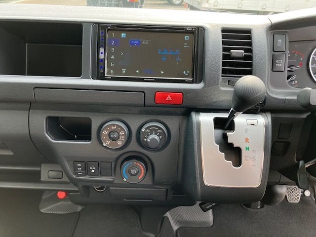 TOYOTA HIACE COMMUTER 2022