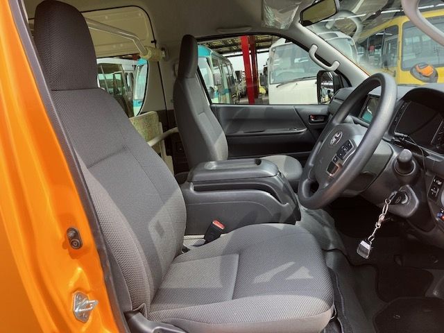 TOYOTA HIACE COMMUTER 2022