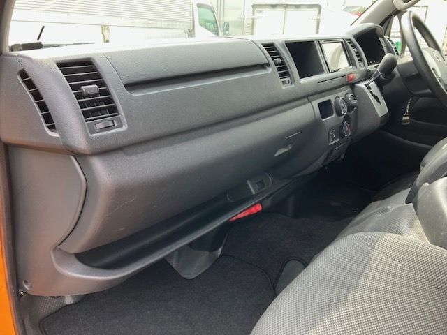 TOYOTA HIACE COMMUTER 2022