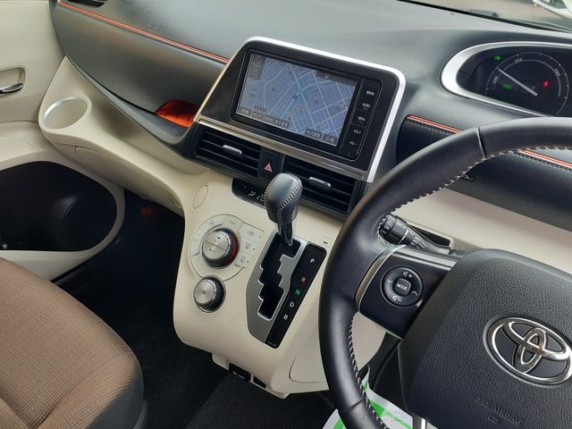 TOYOTA SIENTA HYBRID 2015