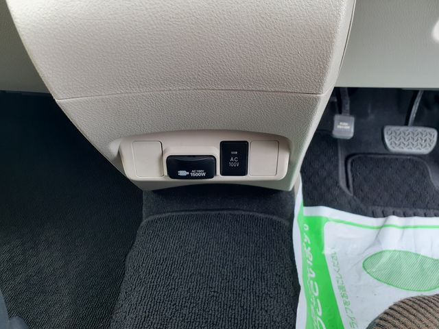 TOYOTA SIENTA HYBRID 2015