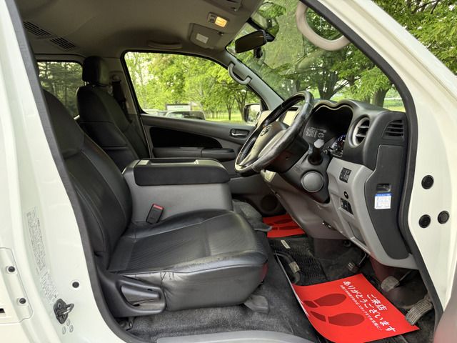 NISSAN NV350 CARAVAN 4WD 2013