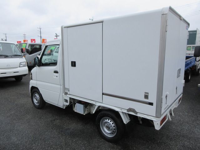 MITSUBISHI MINICAB truck 2011