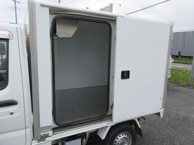 MITSUBISHI MINICAB truck 2011