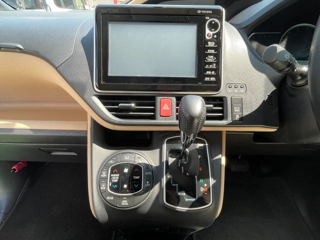 TOYOTA NOAH 2014