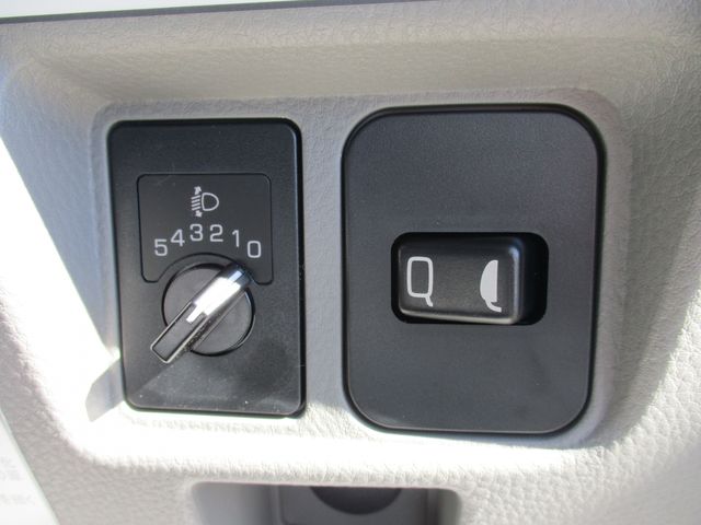 MITSUBISHI CANTER 2023